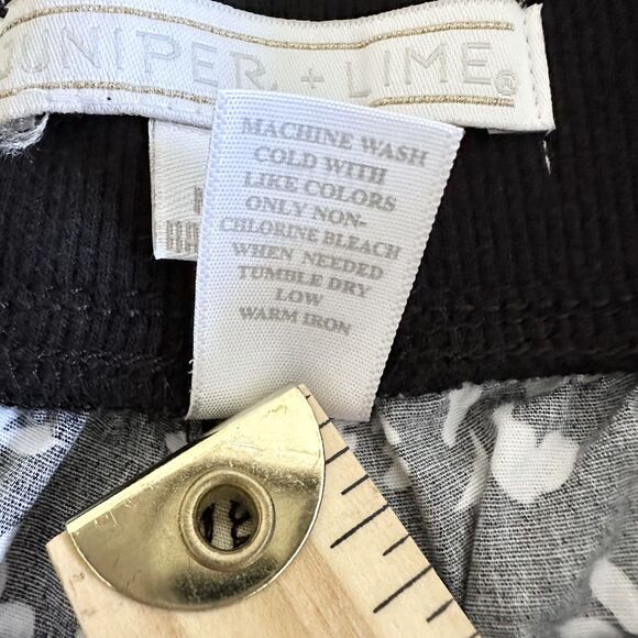 Juniper and Lime Shorts Womens Size S Black White Floral Stretch Waist Cotton - Picture 6 of 10